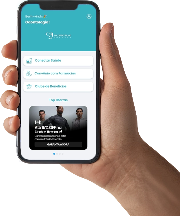 Mão segurando um celular com o app do Clube Salgado Filho: odontologia, convênio com farmácias e clube de benefícios